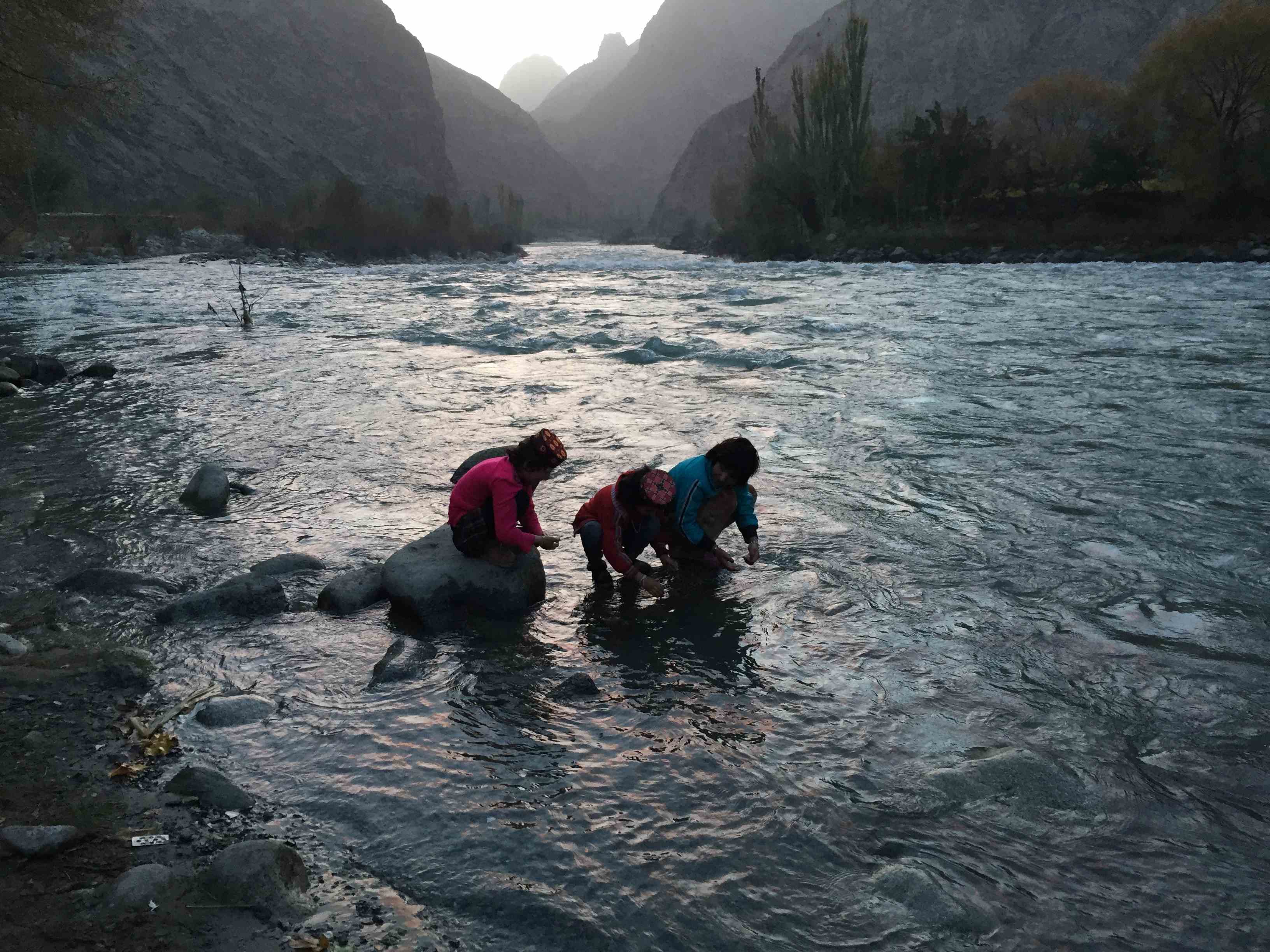 新疆阿克陶县塔尔乡，早期的塔吉克族孩子在帕米尔冰川流下的大河中洗脸。